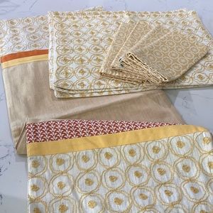 Table runner & matching placemat and napkin set of 4